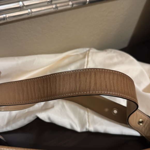 Gorgeous Coach Leather Hobo bag in a camel color. Zip closure, side zip pocket. - Picture 13 of 13